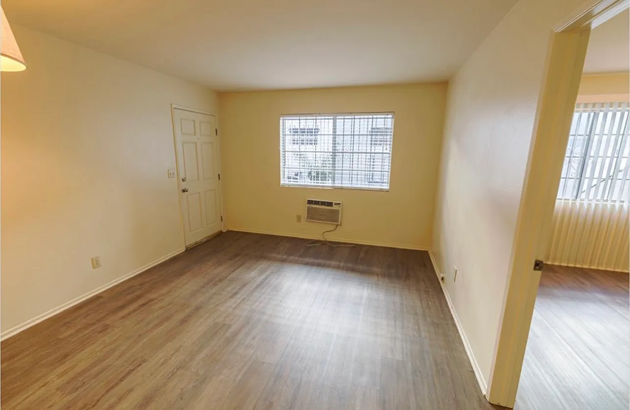 3 bed, 900 sqft, $2,950 — Photo 2