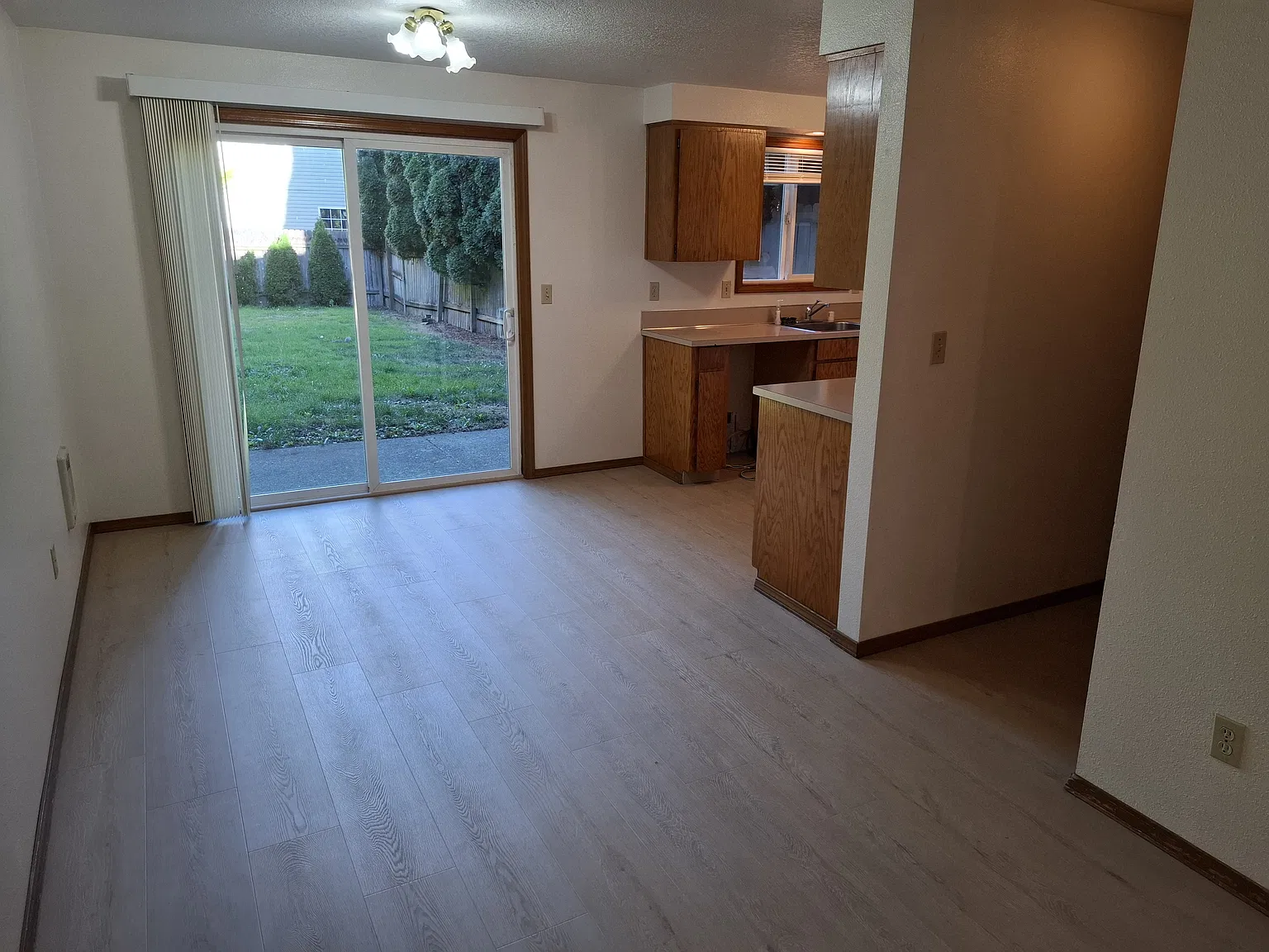 3 bed, 2.5 bath, 1180 sqft, $2,100 — Photo 4