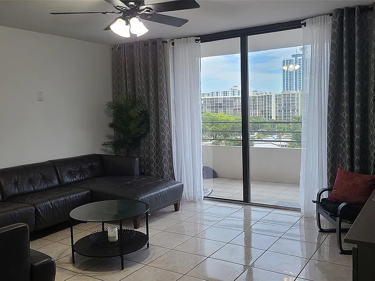 2500 Parkview Dr #802 — Photo 3