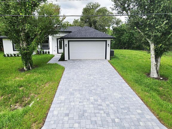 3rd image of 702 NW 39TH Circle