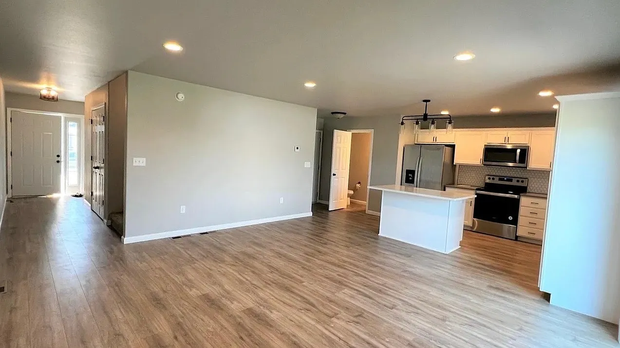 4 bed, 3.5 bath, 2201 sqft, $2,350 — Photo 4