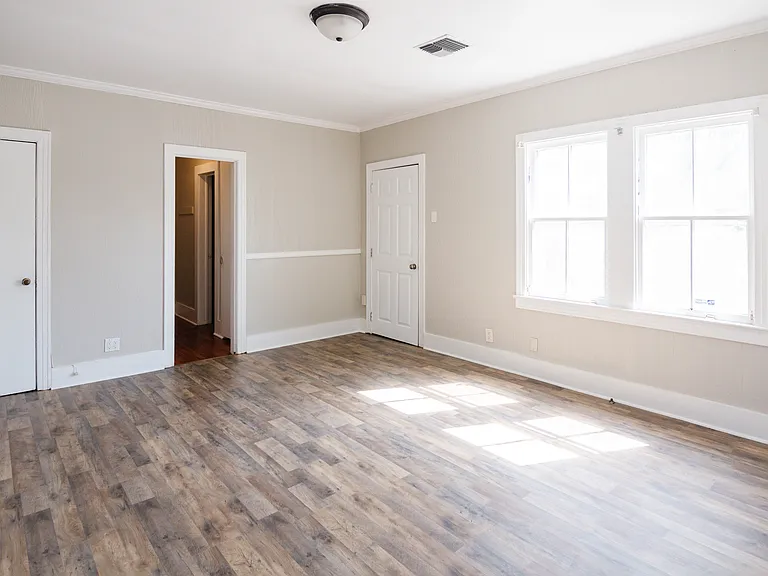 311 S Morgan Ave — Photo 2