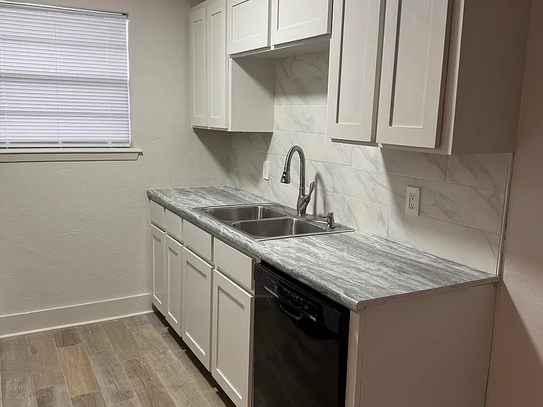 1711 Shely St #B — Photo 8