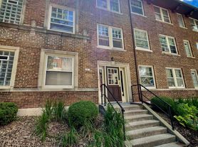 1827 E Park Pl