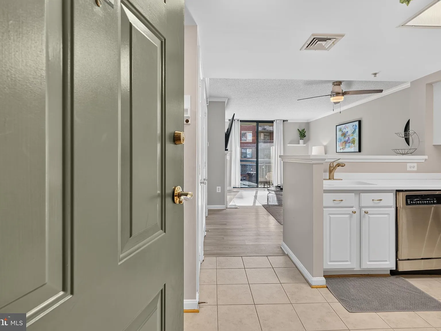 Lexington Square Condo — Photo 4