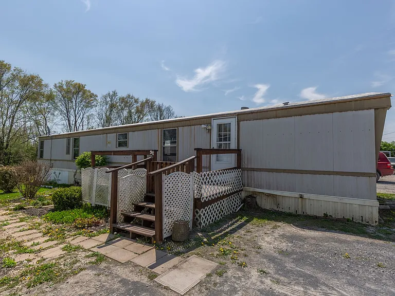 90 Fabric Dr — Photo 2