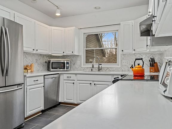 3rd image of 123 Grandview Dr