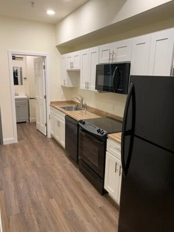 4 bed, 1.5 bath, $4,480 — Photo 2