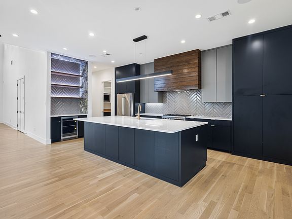 5th image of 3871 Clover Ln