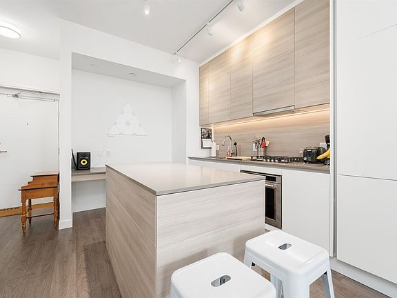4th image of 988 Quayside Dr #2503