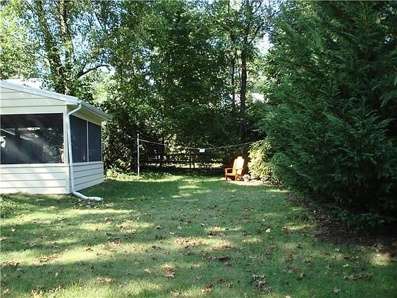 Rear Screened Porch and secluded Backyard