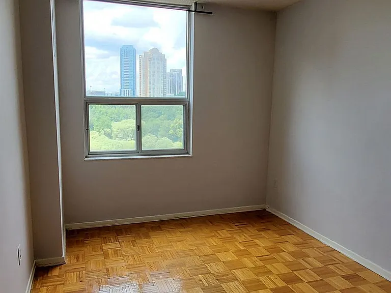 20 Edgecliff Golfway #1202 — Photo 9