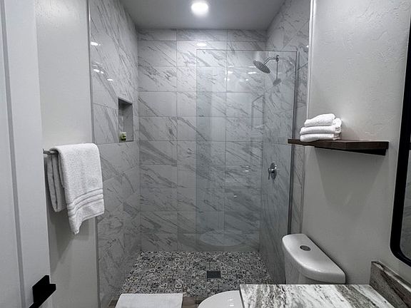 5th image of 915 W Grandview Ln