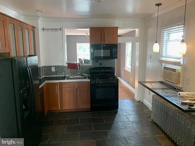 417 Leverington Ave — Photo 3