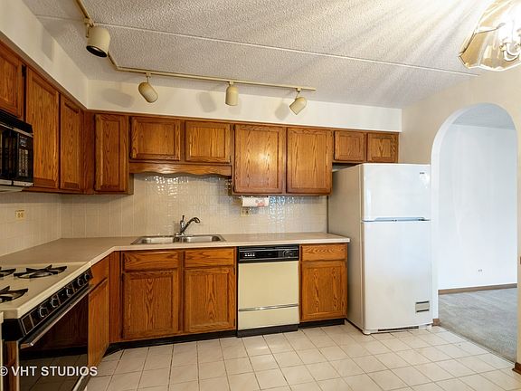 4th image of 6460 W Belle Plaine Ave APT 401