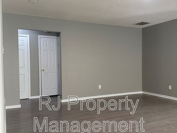 3rd image of 4817 Royal Run Dr