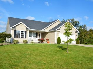 8239 Goldfinch Dr, Freeland, MI 48623