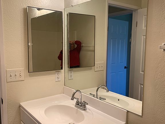 4th image of 642 S Mollison Ave S #12