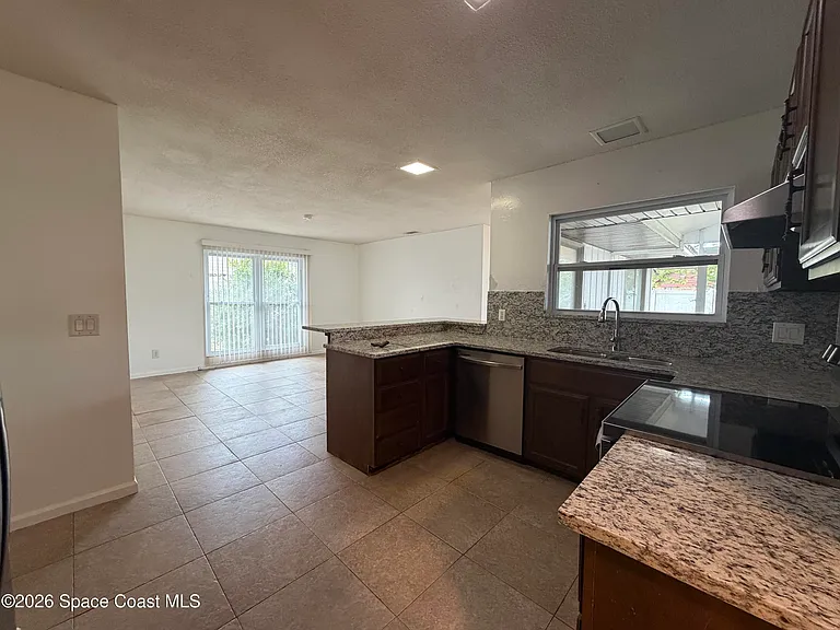 760 John Adams Ln — Photo 8