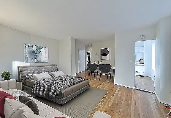 3rd image of 114 E 40th St APT 2A