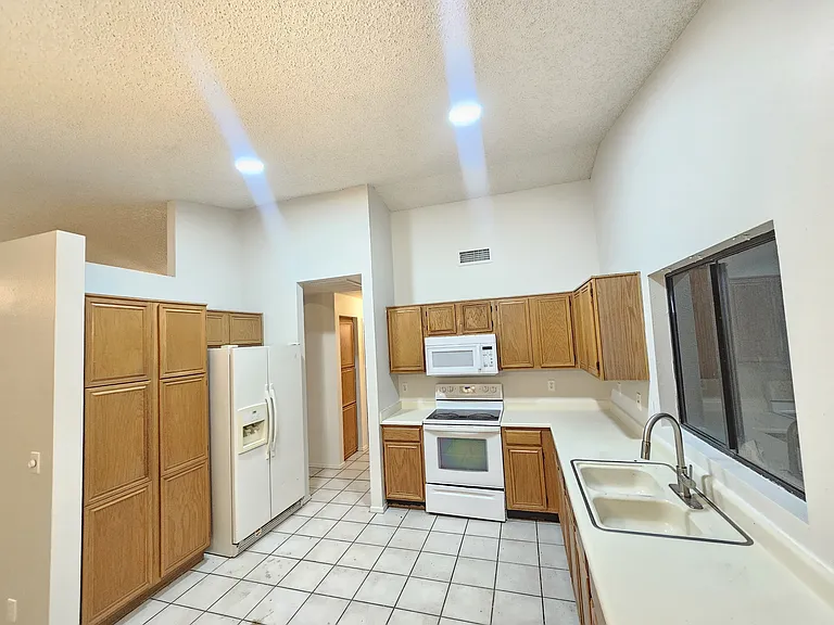 7819 W Myrtle Ave — Photo 11