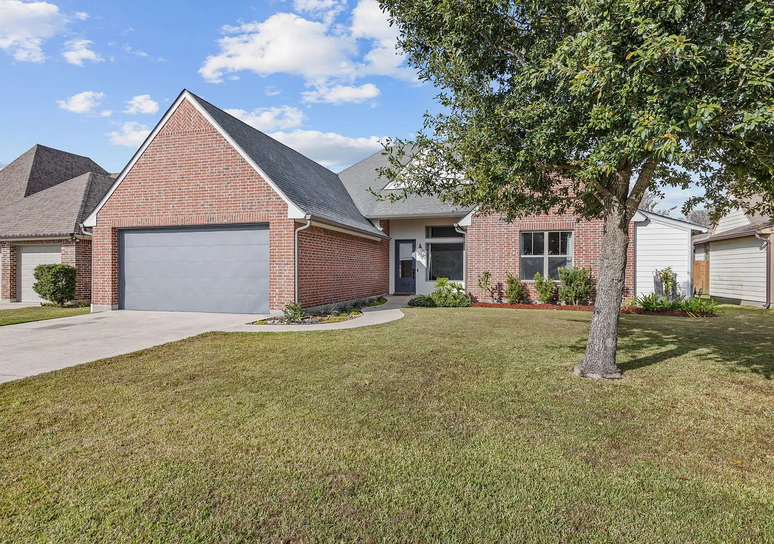 Beautiful Spacious 4 bed 2 bath home in Broussard, LA — Photo 2