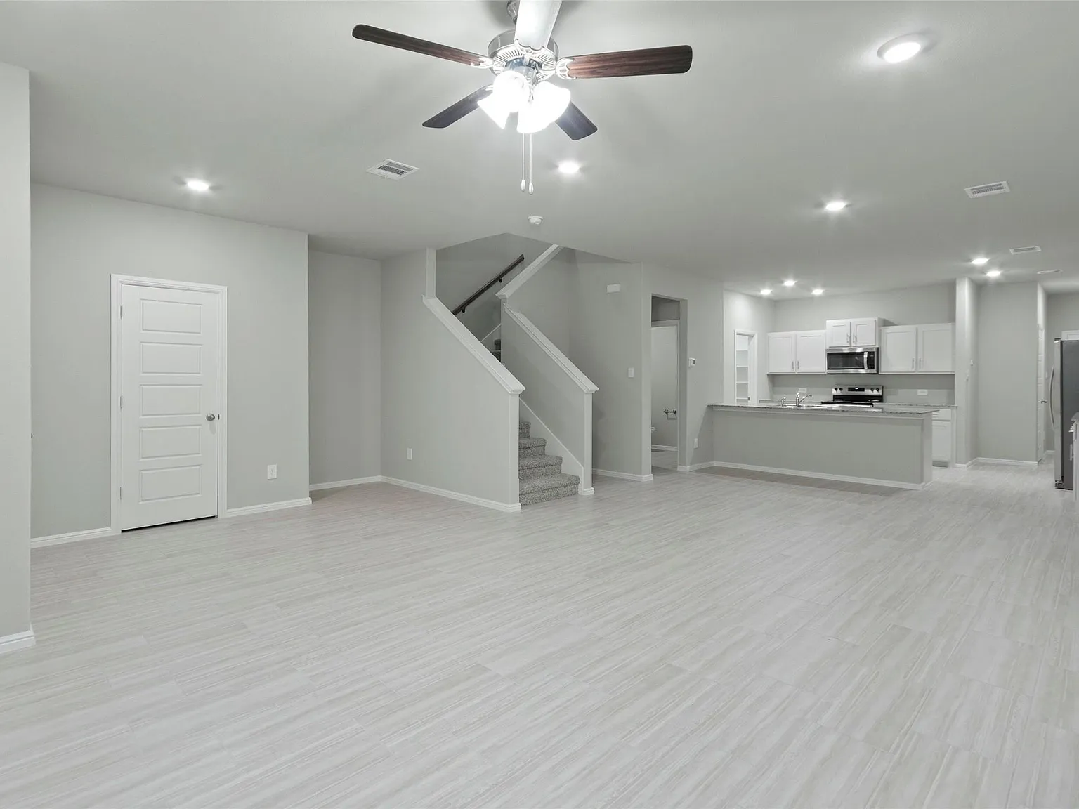 3 bed, 1937 sqft, $2,200 — Photo 2