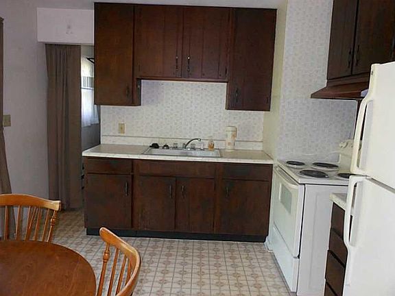 3rd image of 216 Hall Ave
