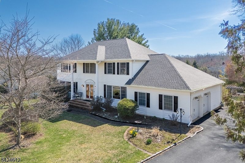 1st image of 10 Warwick Dr