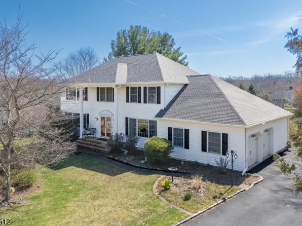 10 Warwick Dr, Washington Twp., NJ 07853