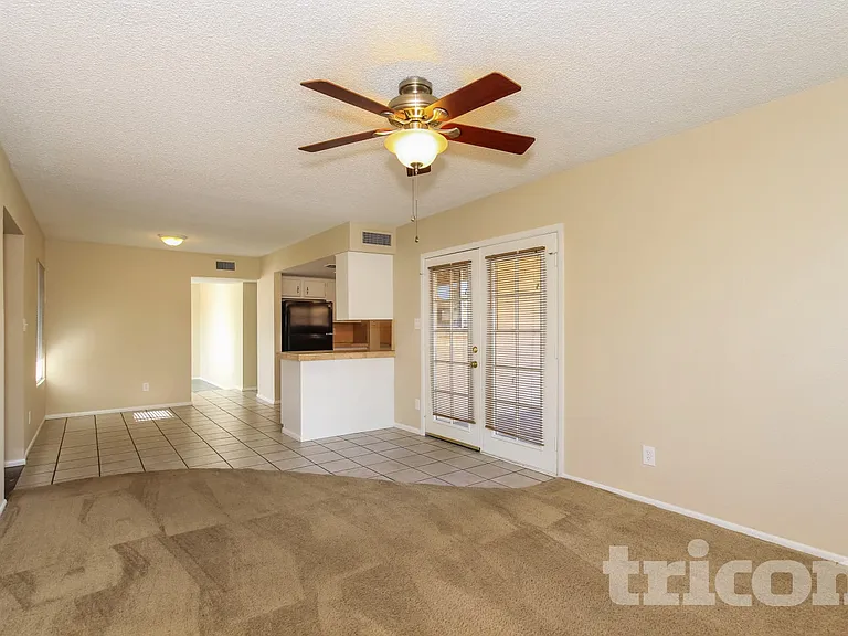 5526 W Angela Dr — Photo 4
