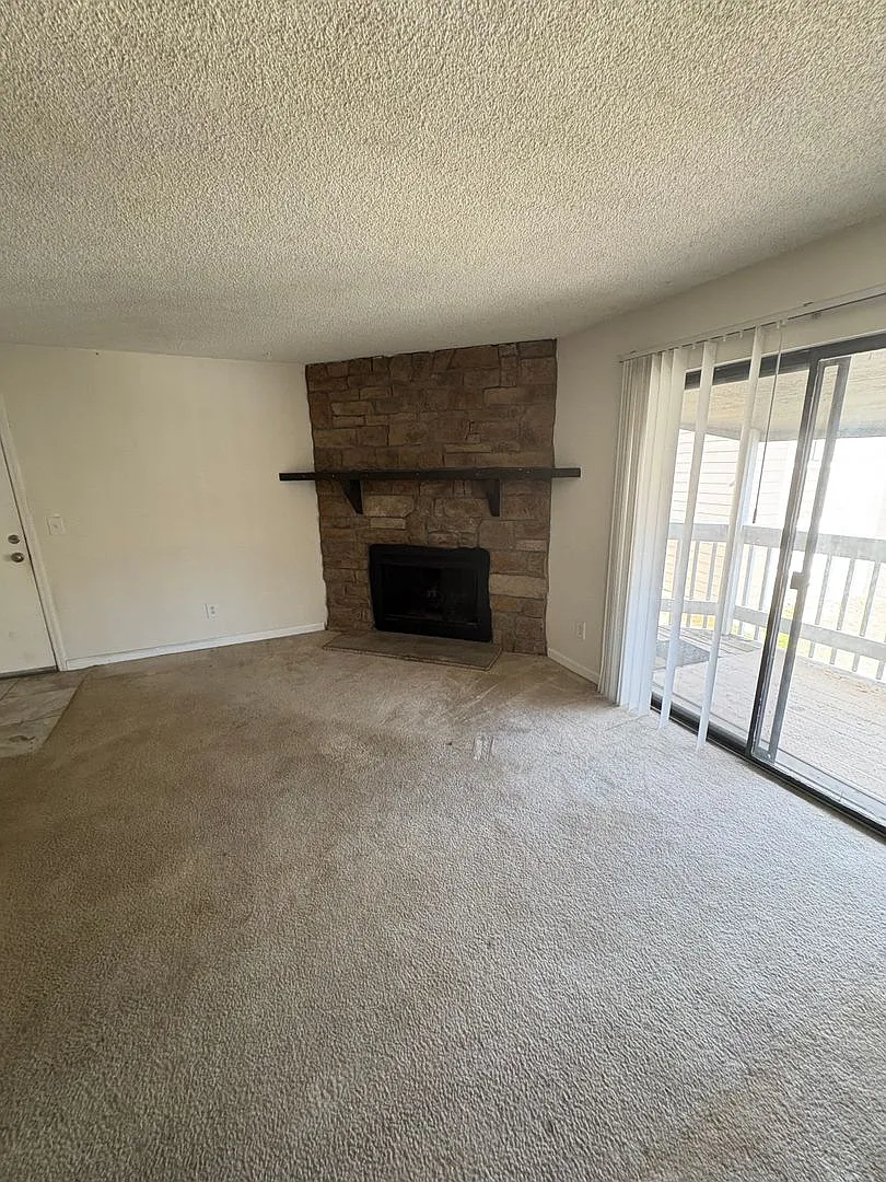 Spectacular Top Floor Condo in Aurora! **Move-In Special** — Photo 2