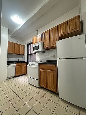 2nd image of 115 W 71st St #4