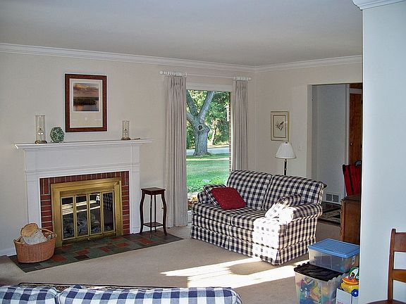 4th image of 821 Gainsborough Dr
