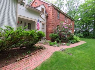 219 Meadowood Dr, South Burlington, VT 05403