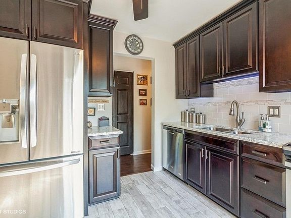 3rd image of 279 Pickett Ct