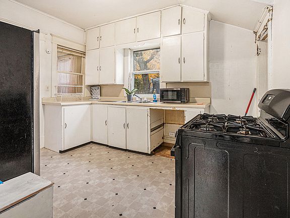 5th image of 609 Sturgis St
