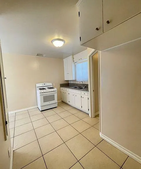 995 S Marengo Ave — Photo 5