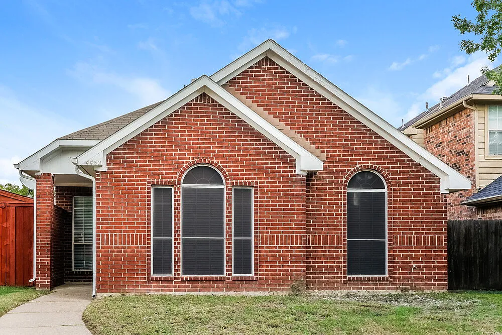 3 bed, 2.0 bath, 1298 sqft, $2,205 — Photo 1