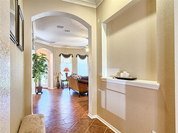 Wow! wide entry with high ceilings!