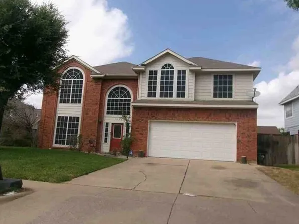 112 Summit Ct, Grand Prairie, TX 75052