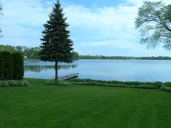2nd image of 705 N Lakeview Dr