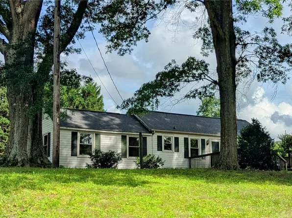 5675 Main St, Pfafftown, NC 27040