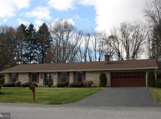 5 Butterchurn Ln, Boiling Springs, PA 17007