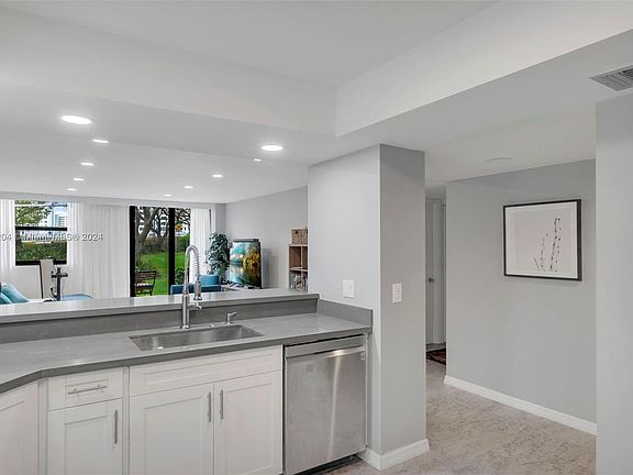 4th image of 2900 NE 14th Street Cswy #102