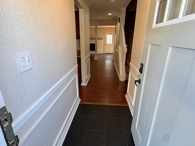 534 Biltmore Dr — Photo 2