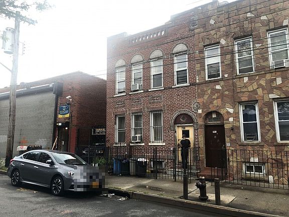 3rd image of 798 Snediker Ave