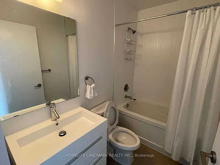 297 College St #Penthouse 3 — Photo 6