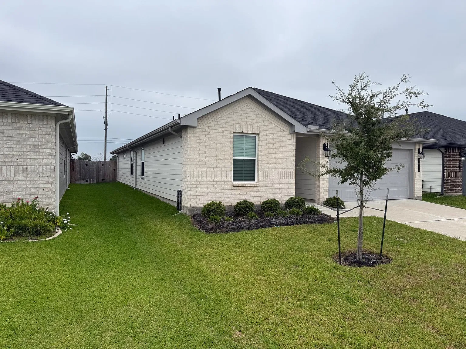 4 bed, 2.0 bath, 1807 sqft, $2,200 — Photo 2