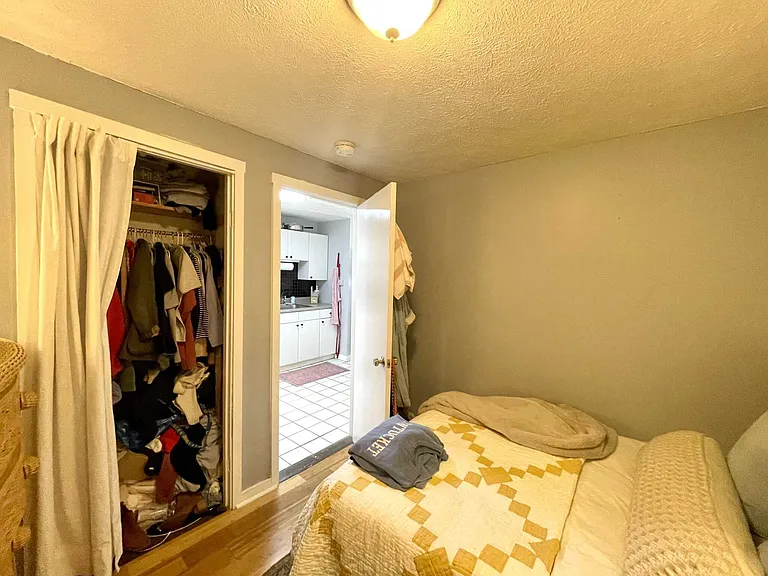 E St — Photo 7